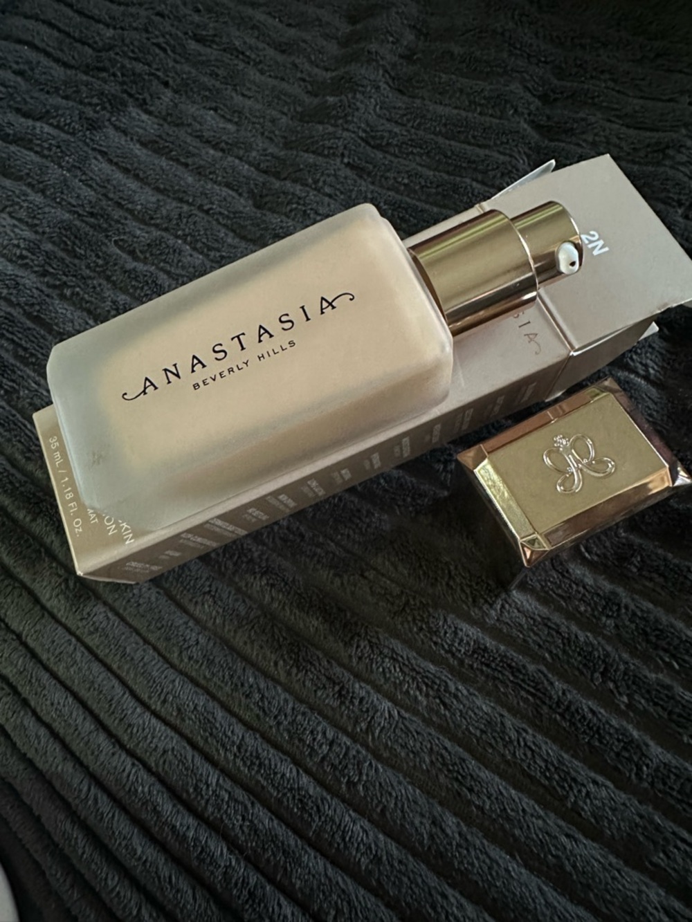 Anastasia Beverly Hills Impeccable Matte Foundation - Picture 2 of 5